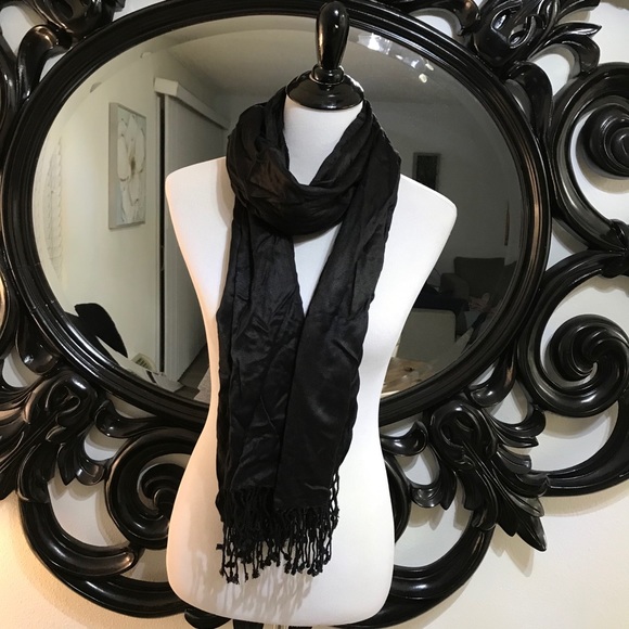 Black scarf excellent condition - Picture 2 of 3